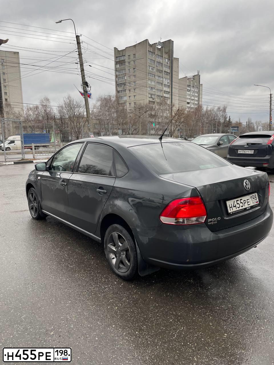 Фото автомобиля VOLKSWAGEN POLO, 2012 — госномер М330РС178. Цвет: СЕРЫЙ