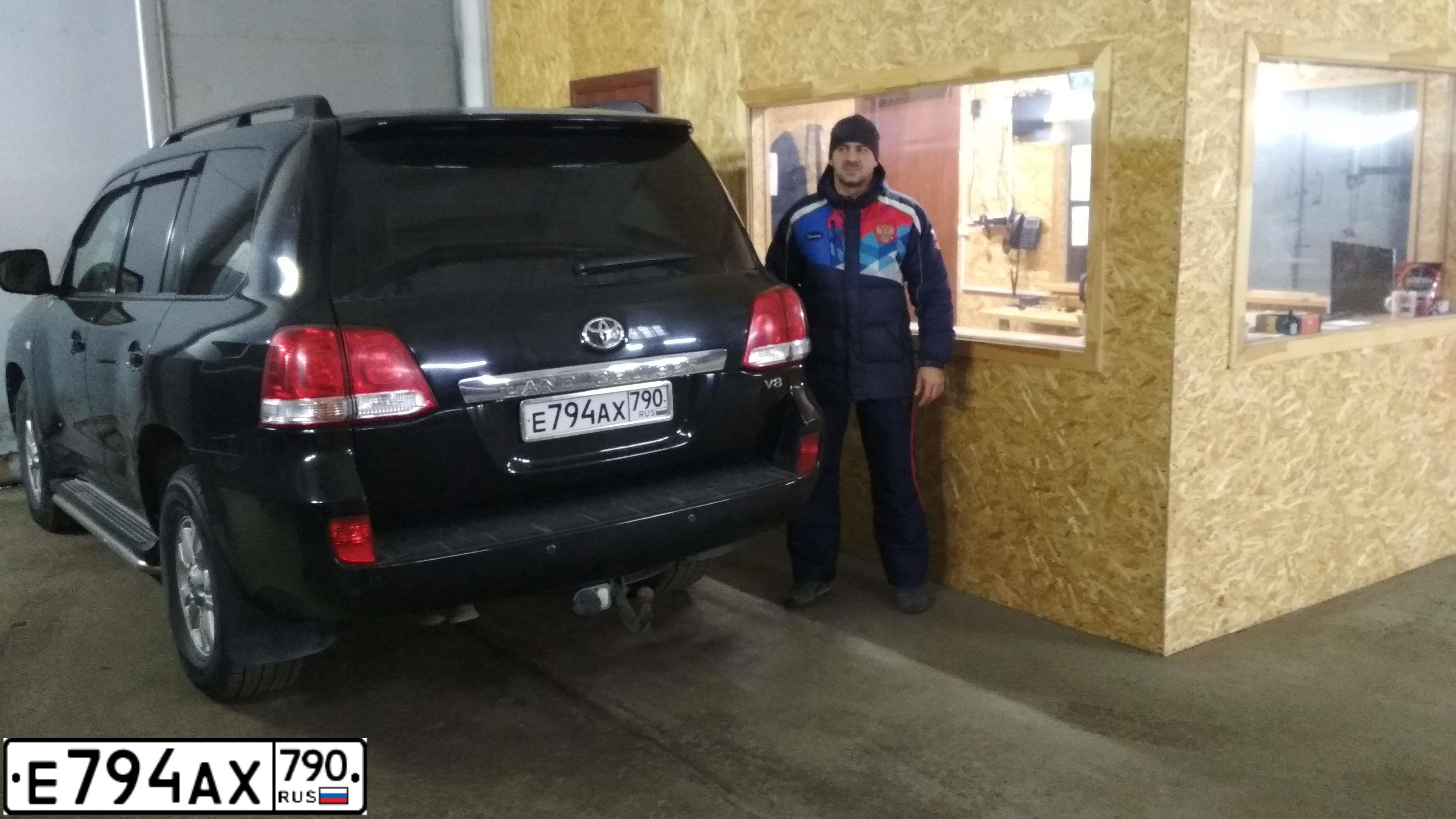 Фото автомобиля TOYOTA LANDCRUISER 200, 2008 — госномер Е794АХ790. Цвет: ЧЕРНЫЙ