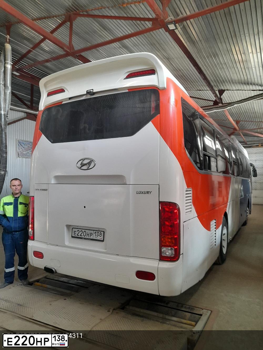 Фото автомобиля HYUNDAI UNIVERSE, 2010 — госномер Е220НР138. Цвет: Белый