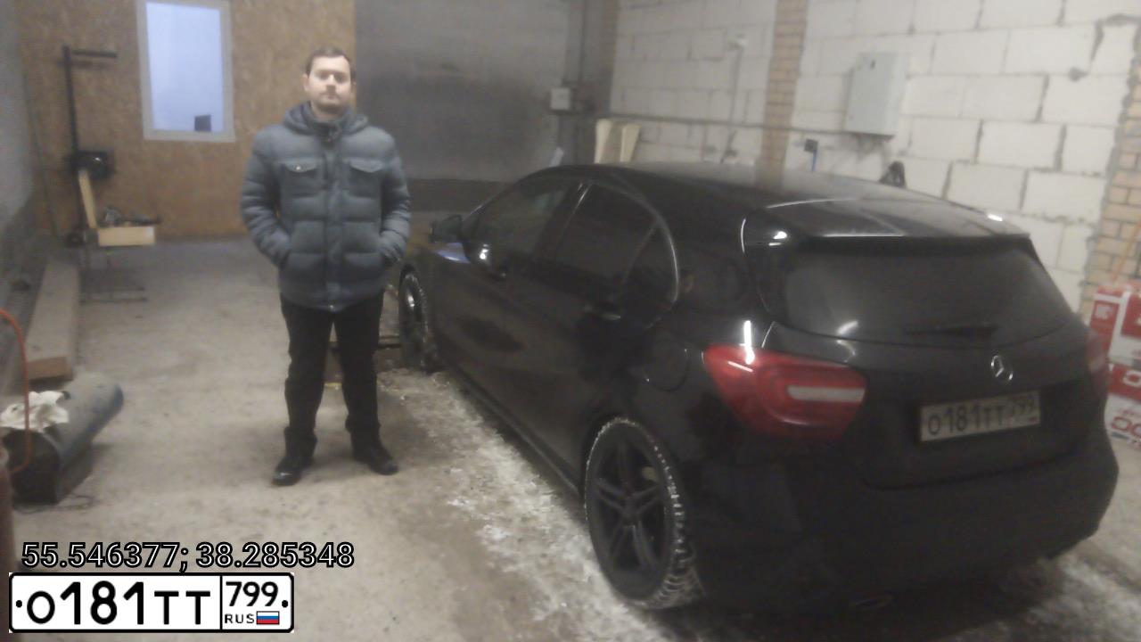 Фото автомобиля MERCEDES A-KLASSE, 2013 — госномер Р011АР777. Цвет: ЧЕРНЫЙ