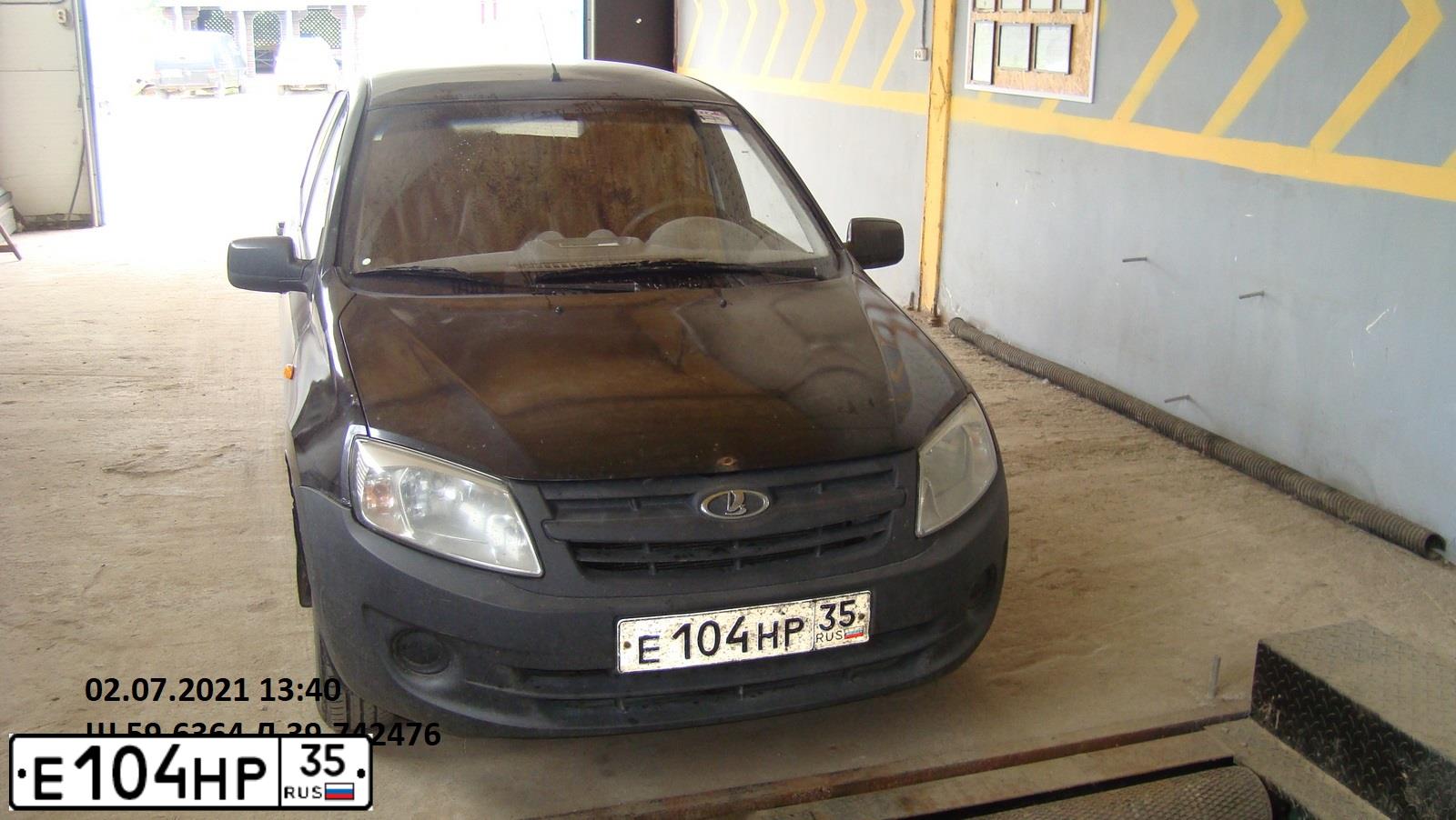 Фото автомобиля LADA 2190 GRANTA, 2014 — госномер Е104НР35. Цвет: ЧЕРНЫЙ