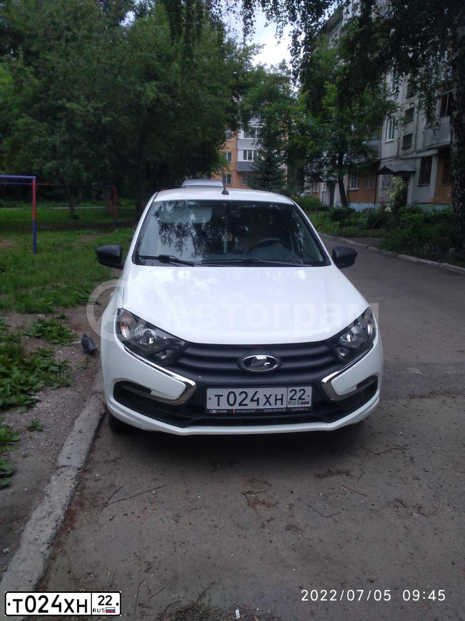 Фото автомобиля LADA 2190 GRANTA, 2018 — госномер Т024ХН22. Цвет: БЕЛЫЙ