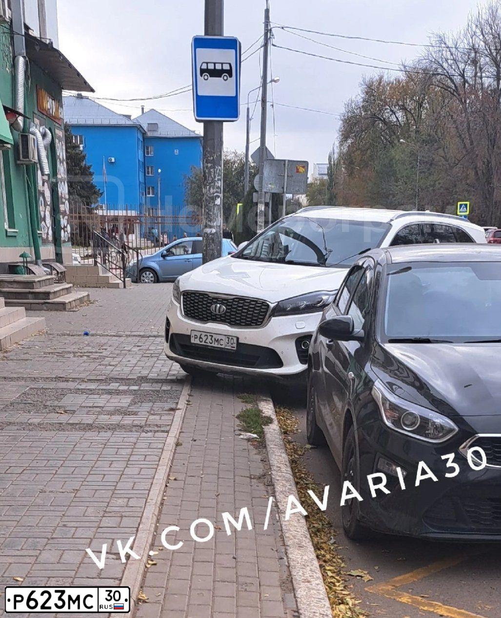 Фото автомобиля KIA SORENTO, 2019 — госномер Р623МС30. Цвет: Белый