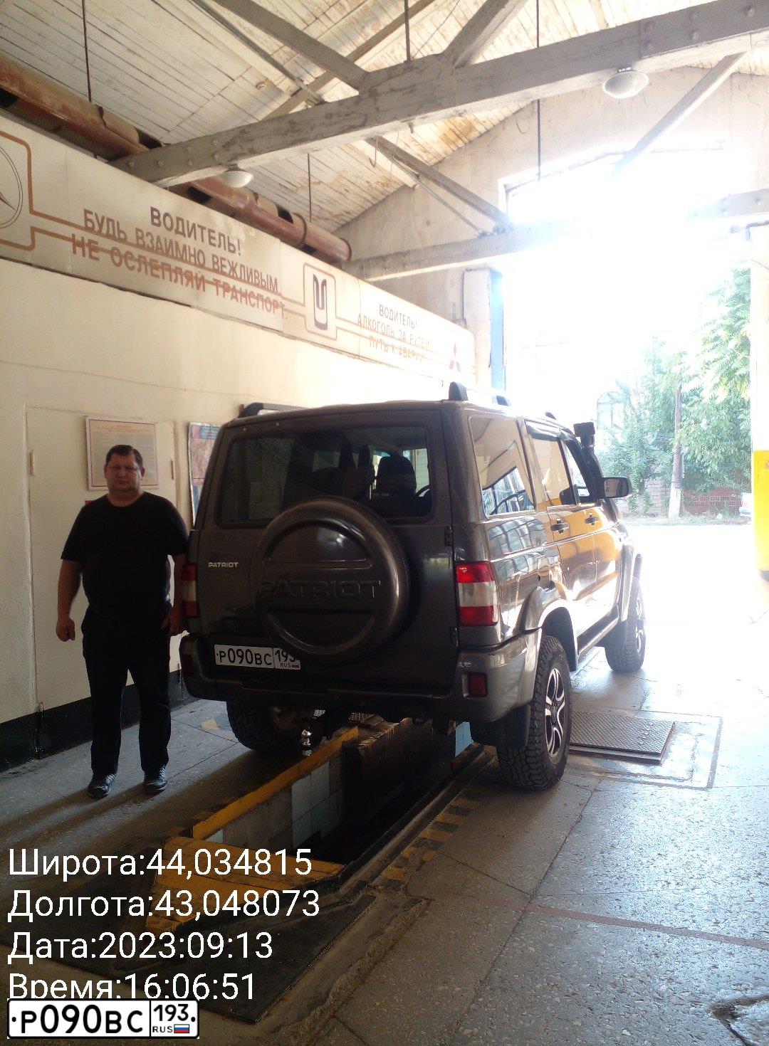 Фото автомобиля UAZ 3163 PATRIOT, 2014 — госномер Е238ОВ123. Цвет: СЕРЫЙ МЕТАЛЛИК