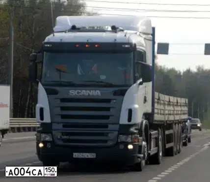 Фото автомобиля SCANIA SERIE R /4X2/, 2008 — госномер А004СА150. Цвет: Белый
