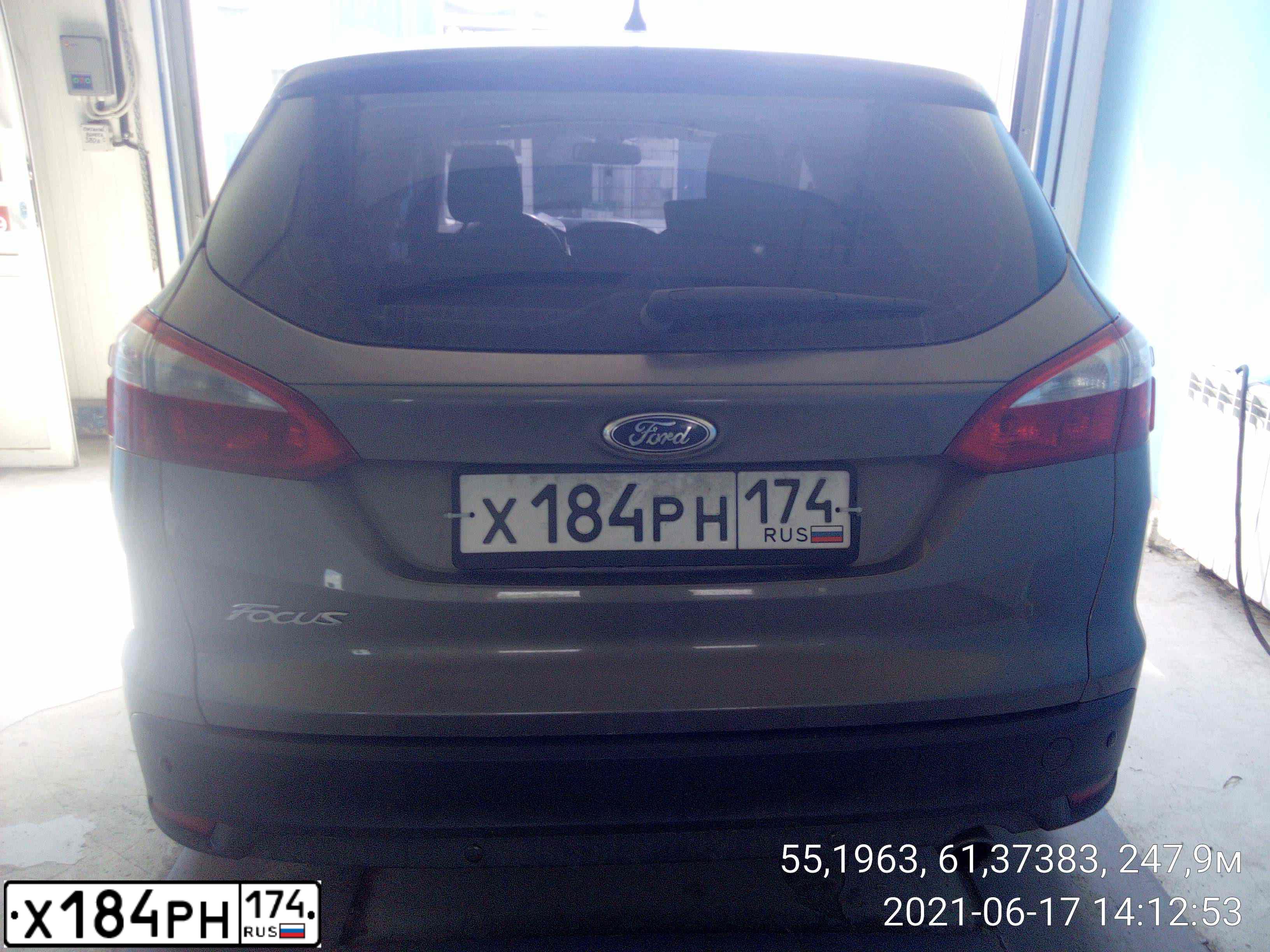 Фото автомобиля FORD FOCUS, 2012 — госномер Х184РН174. Цвет: СЕРО-КОРИЧНЕВЫЙ