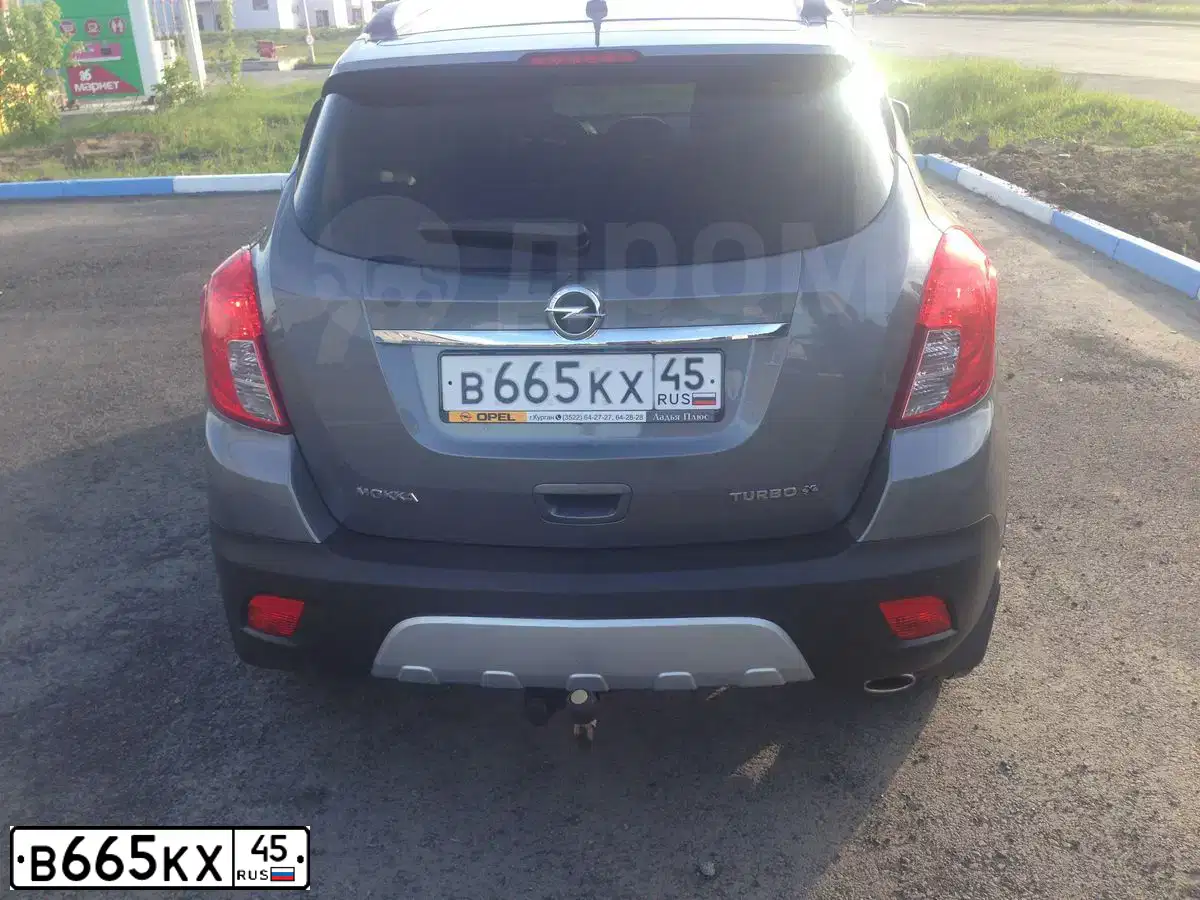 Фото автомобиля OPEL MOKKA, 2013 — госномер Е738ХВ174. Цвет: Серый