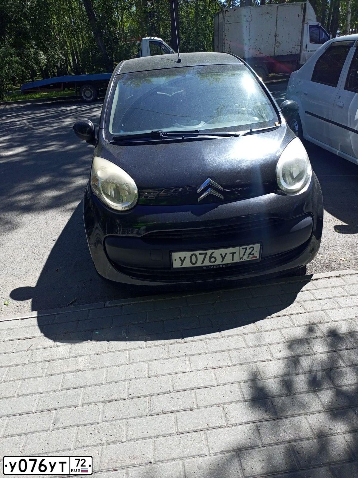 Фото автомобиля CITROEN C1, 2010 — госномер У076УТ72. Цвет: ЧЕРНЫЙ