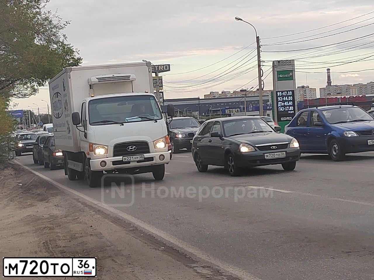 Фото автомобиля LADA 2172 PRIORA, 2011 — госномер М720ТО36. Цвет: Серо-сине-зеленый