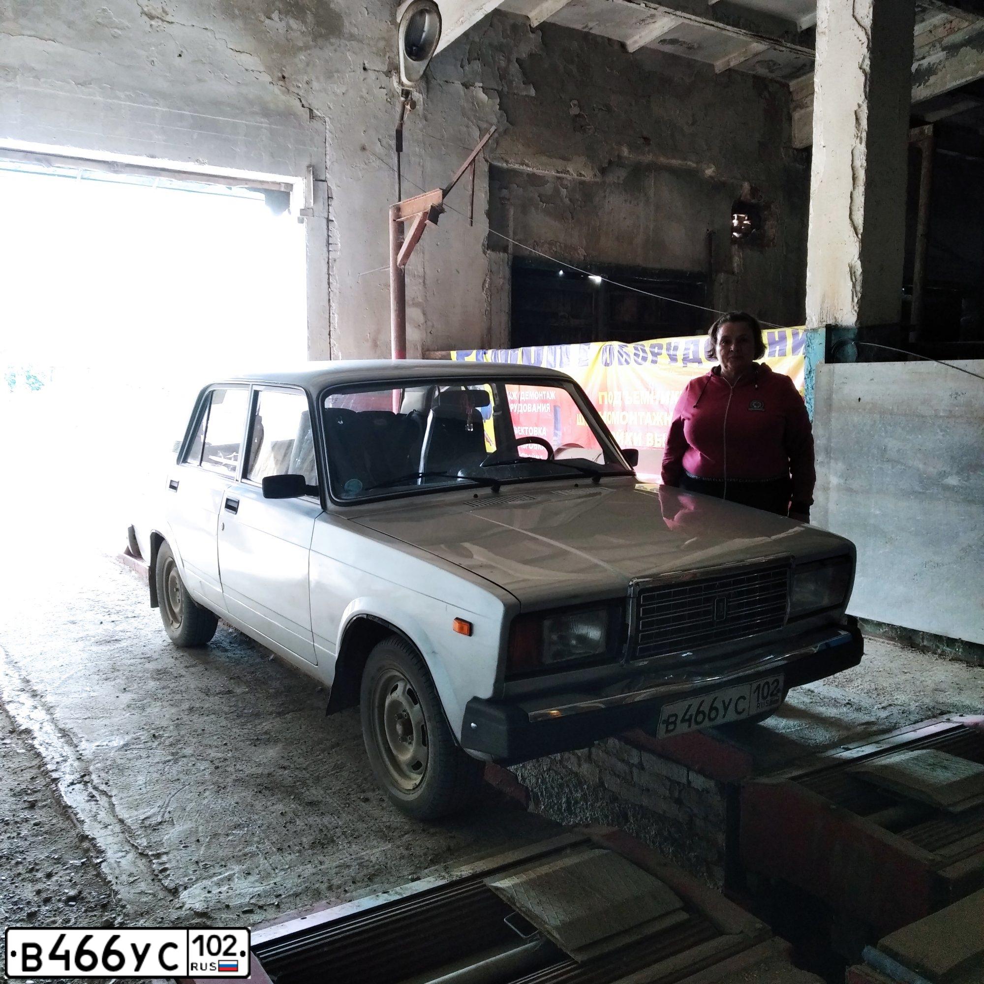 Фото автомобиля LADA 2107, 2011 — госномер В466УС102. Цвет: СВЕТЛО-СЕРЕБРИСТЫЙ МЕТАЛЛИК