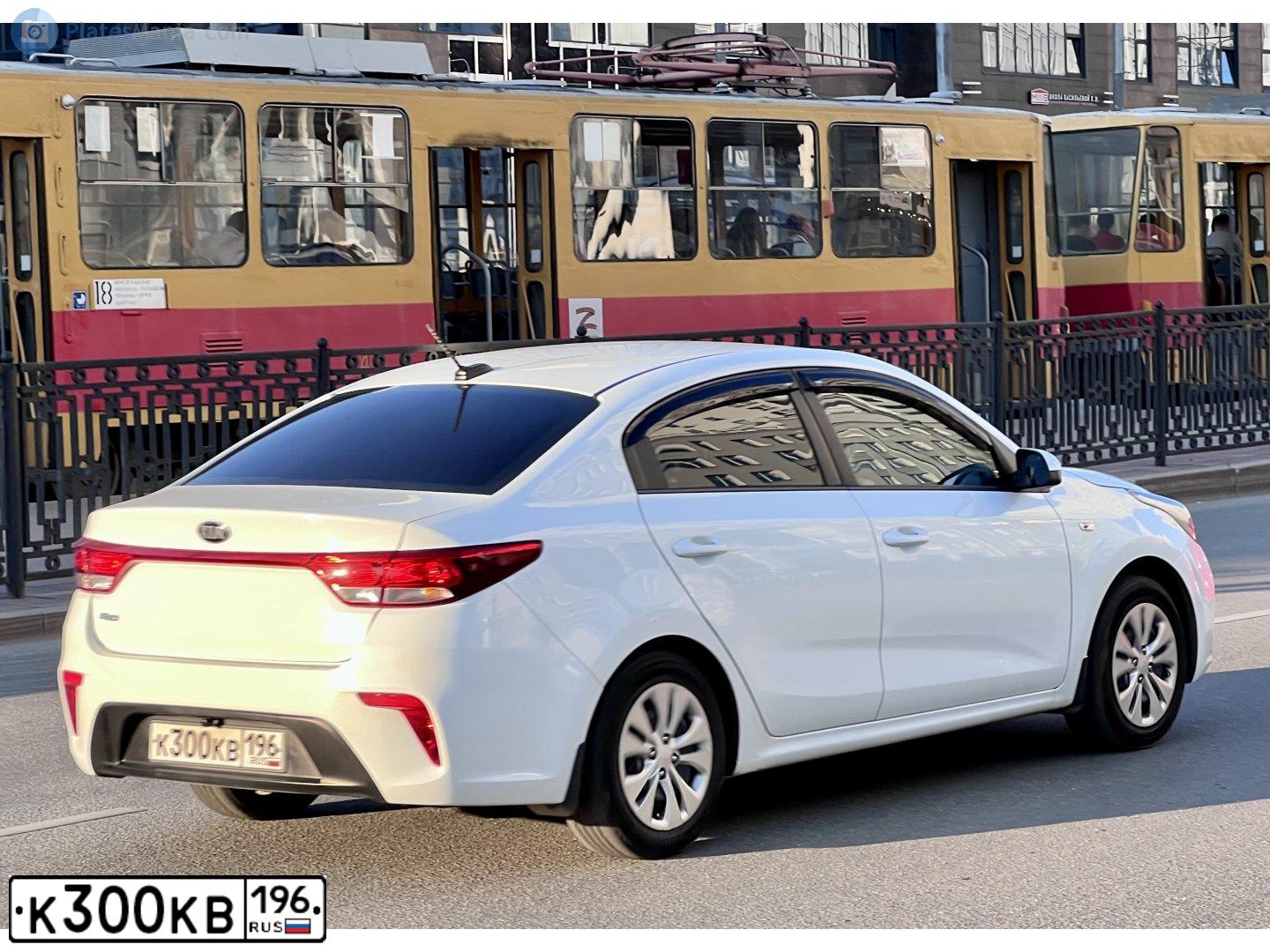 Фото автомобиля KIA RIO, 2018 — госномер К300КВ196. Цвет: Белый