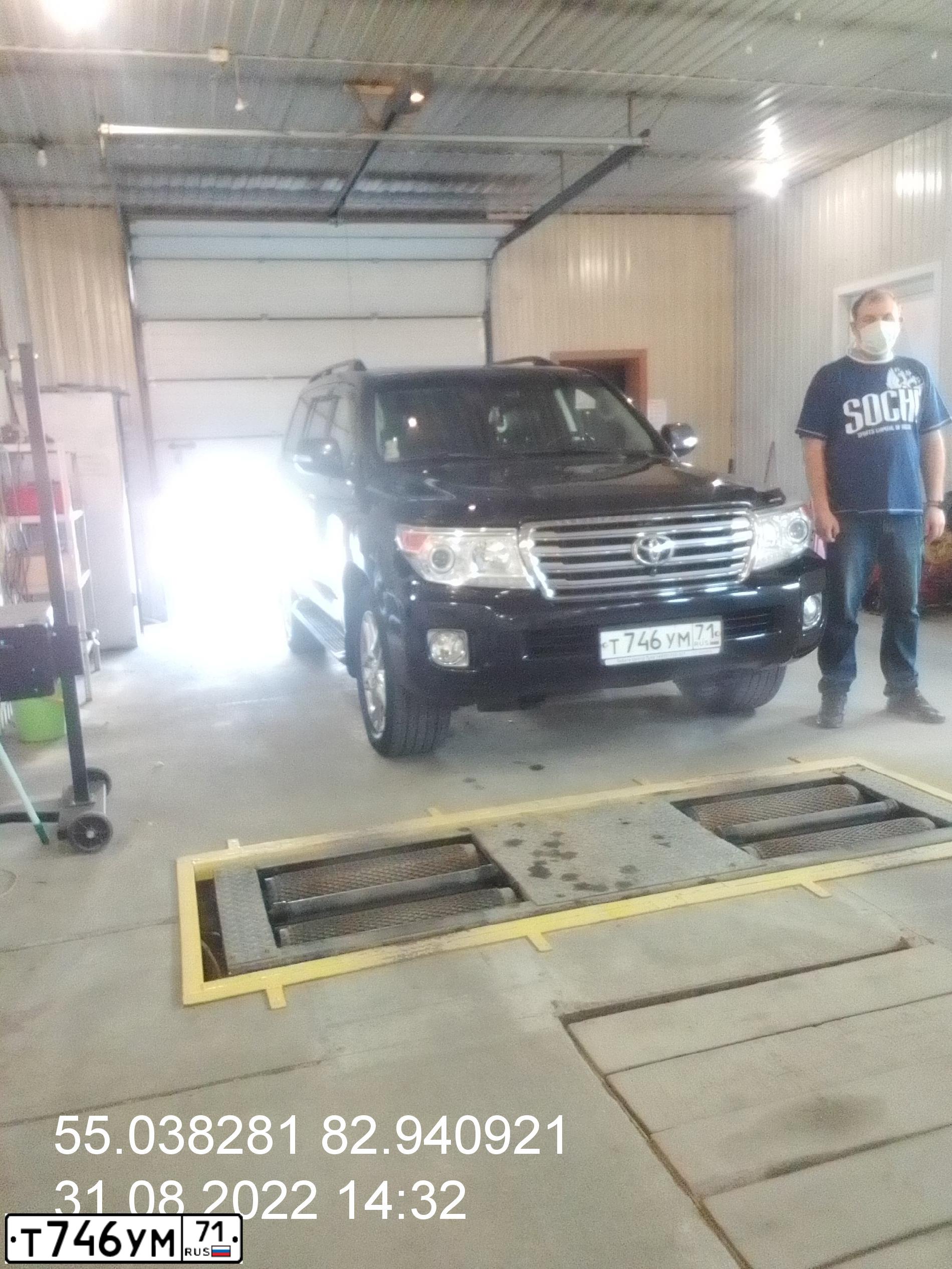 Фото автомобиля TOYOTA LANDCRUISER 200, 2014 — госномер О154КТ154. Цвет: ЧЕРНЫЙ