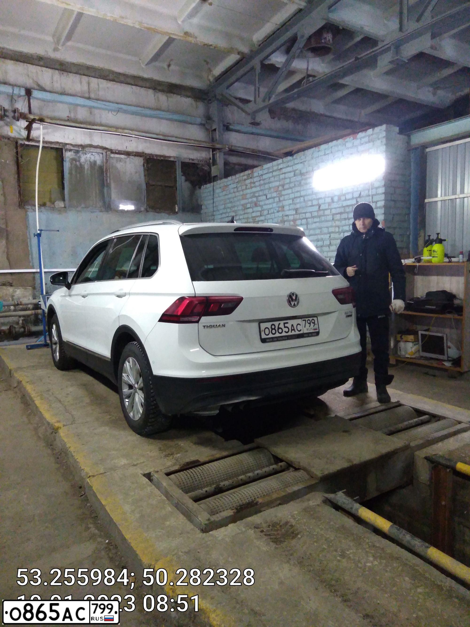 Фото автомобиля VOLKSWAGEN TIGUAN, 2017 — госномер К467СС763. Цвет: Белый