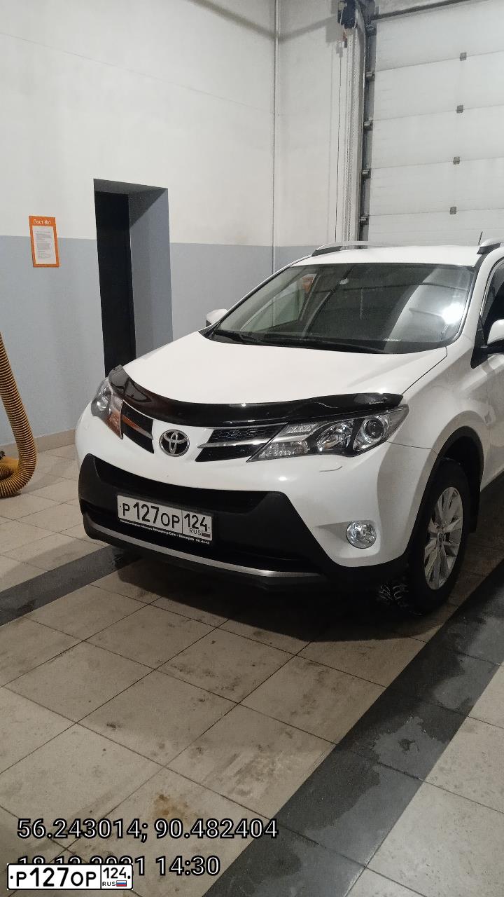 Фото автомобиля TOYOTA RAV4, 2015 — госномер Р377РР36. Цвет: Белый