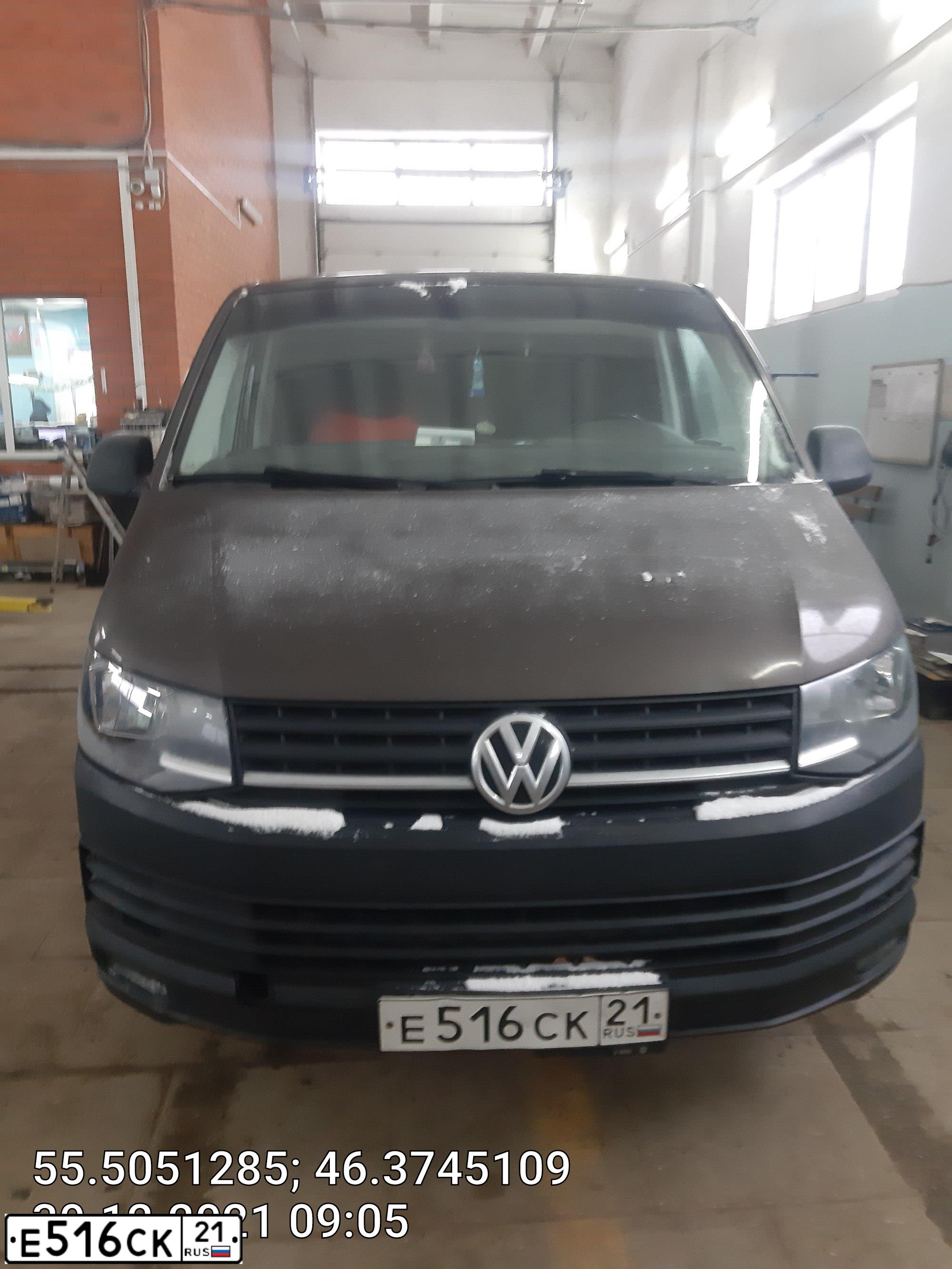 Фото автомобиля VOLKSWAGEN CARAVELLE, 2016 — госномер Е516СК21. Цвет: Коричневый