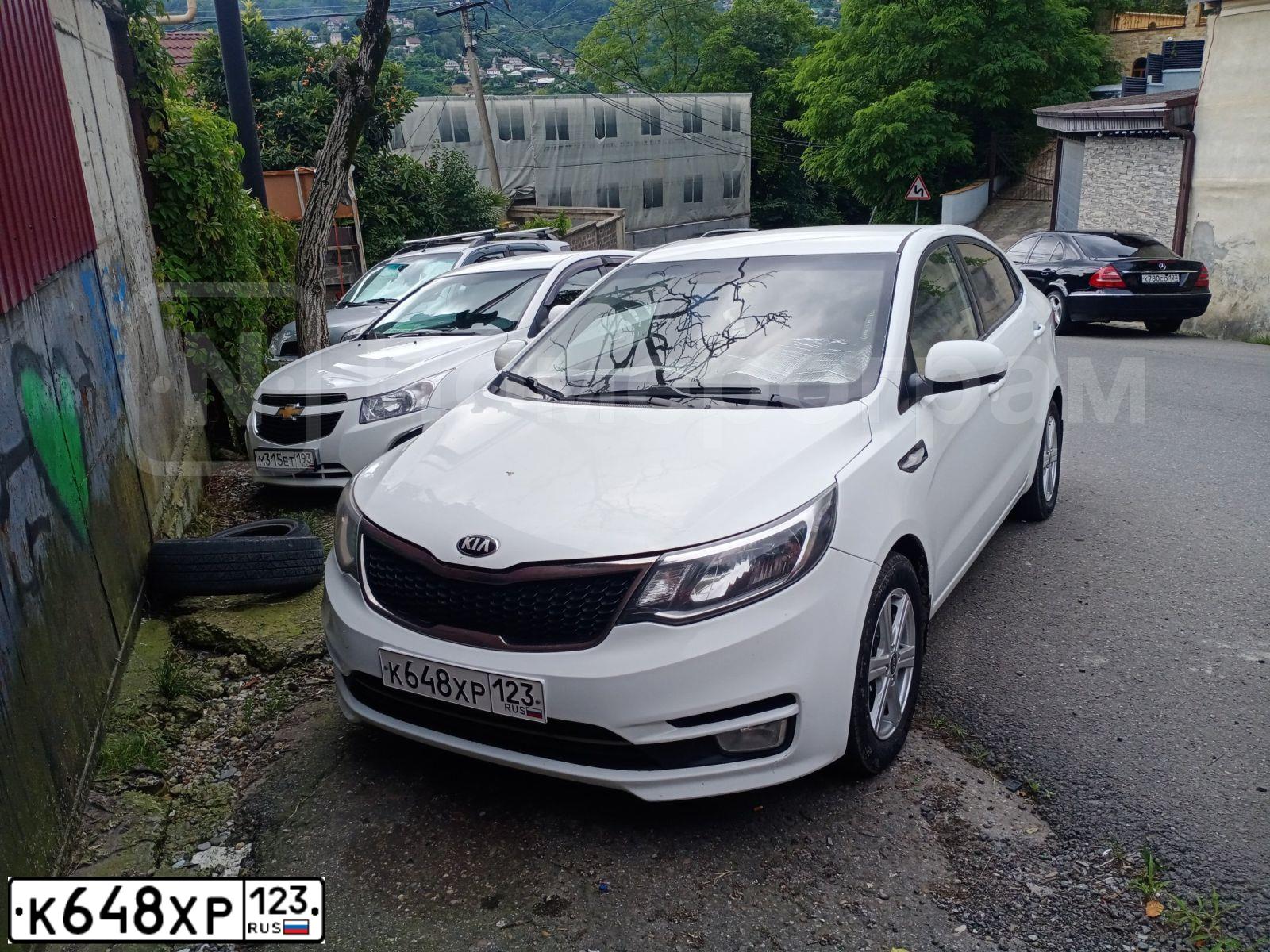 Фото автомобиля KIA RIO, 2016 — госномер К648ХР123. Цвет: Белый