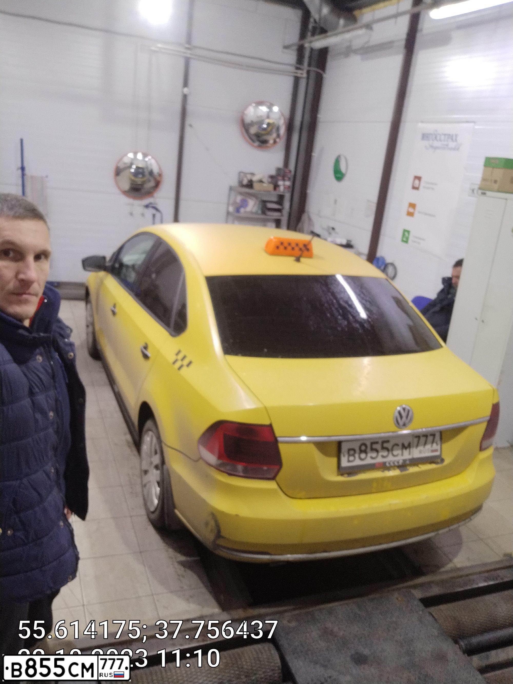 Фото автомобиля VOLKSWAGEN POLO, 2016 — госномер В855СМ777. Цвет: ЖЁЛТЫЙ