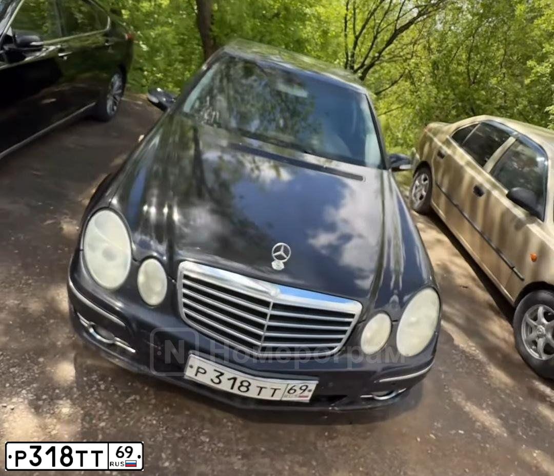 Фото автомобиля MERCEDES E-KLASSE, 2004 — госномер Р318ТТ69. Цвет: ЧЕРНЫЙ