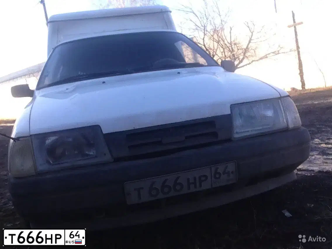 Фото автомобиля DAEWOO NEXIA, 1998 — госномер Т666НР64. Цвет: Красный