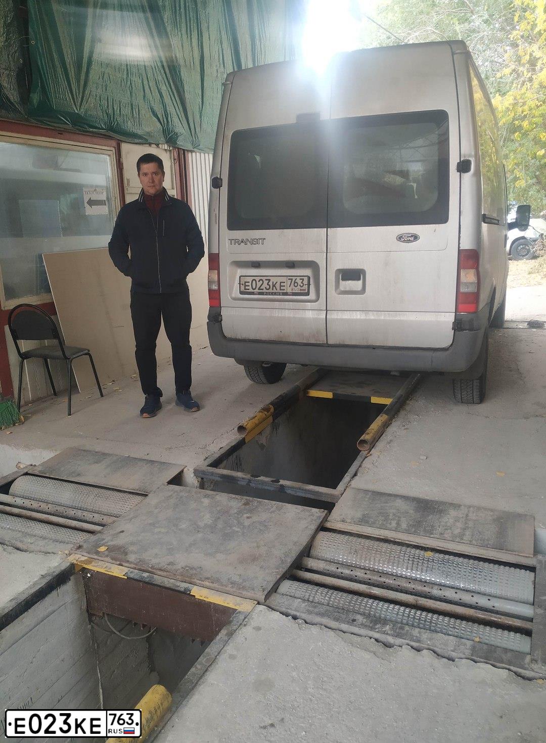 Фото автомобиля FORD TRANSIT, 2010 — госномер О702ЕУ31. Цвет: Серебристый