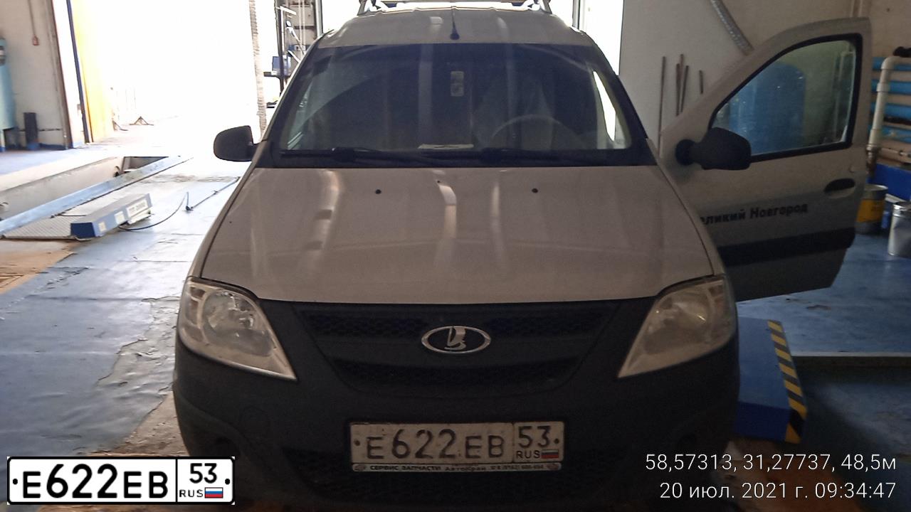Фото автомобиля LADA LARGUS FURGON, 2015 — госномер Е622ЕВ53. Цвет: СЕРЕБРИСТЫЙ
