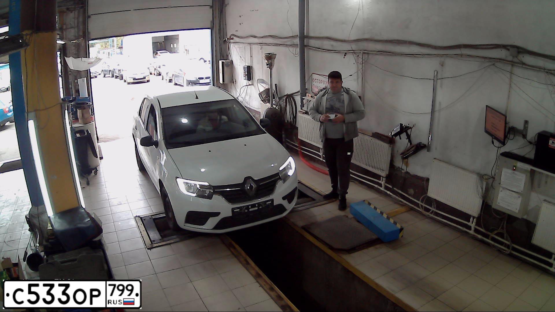 Фото автомобиля RENAULT LOGAN, 2019 — госномер С902УУ05. Цвет: Белый