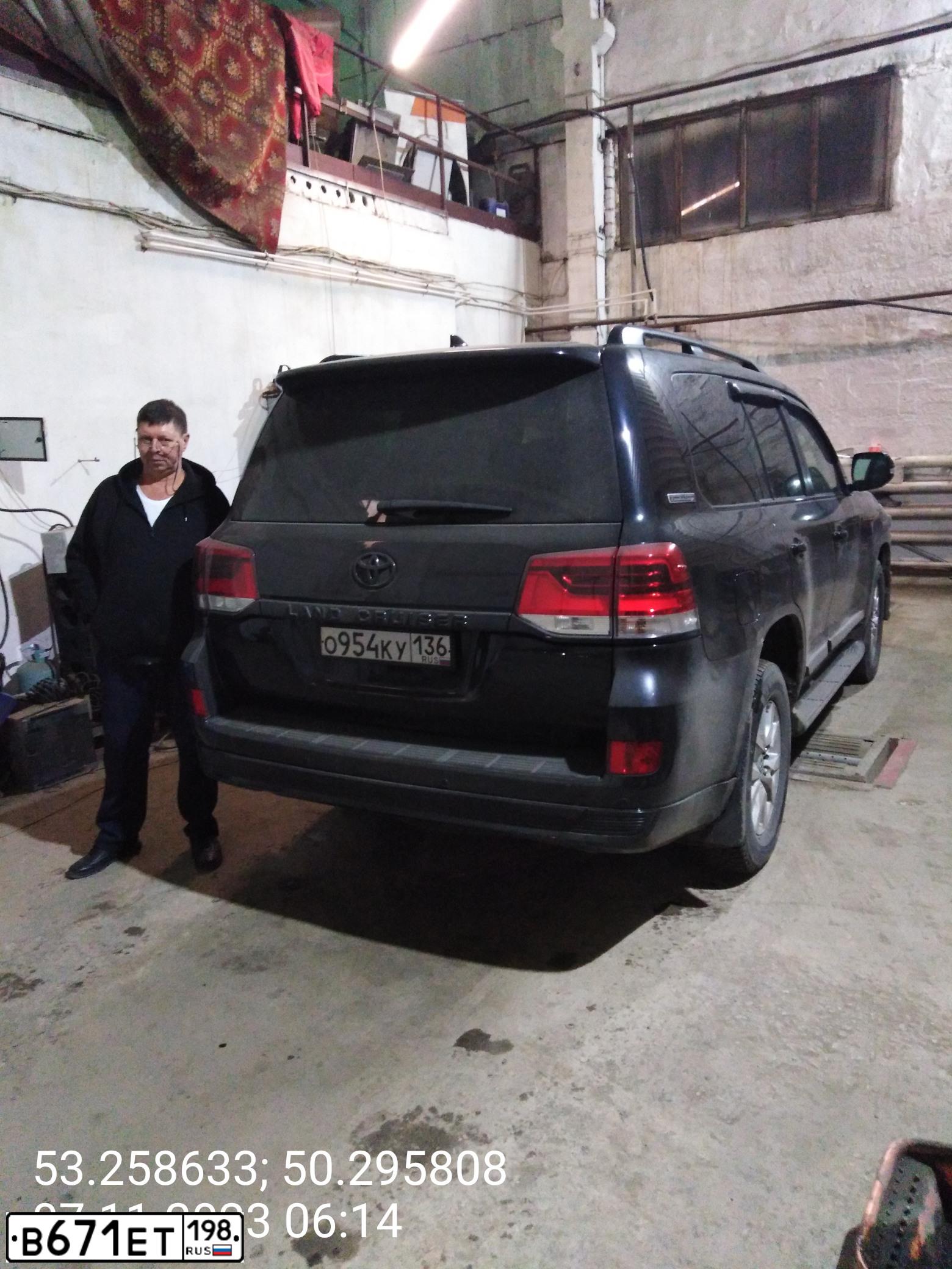 Фото автомобиля TOYOTA LANDCRUISER 200, 2018 — госномер В671ЕТ198. Цвет: ЧЕРНЫЙ