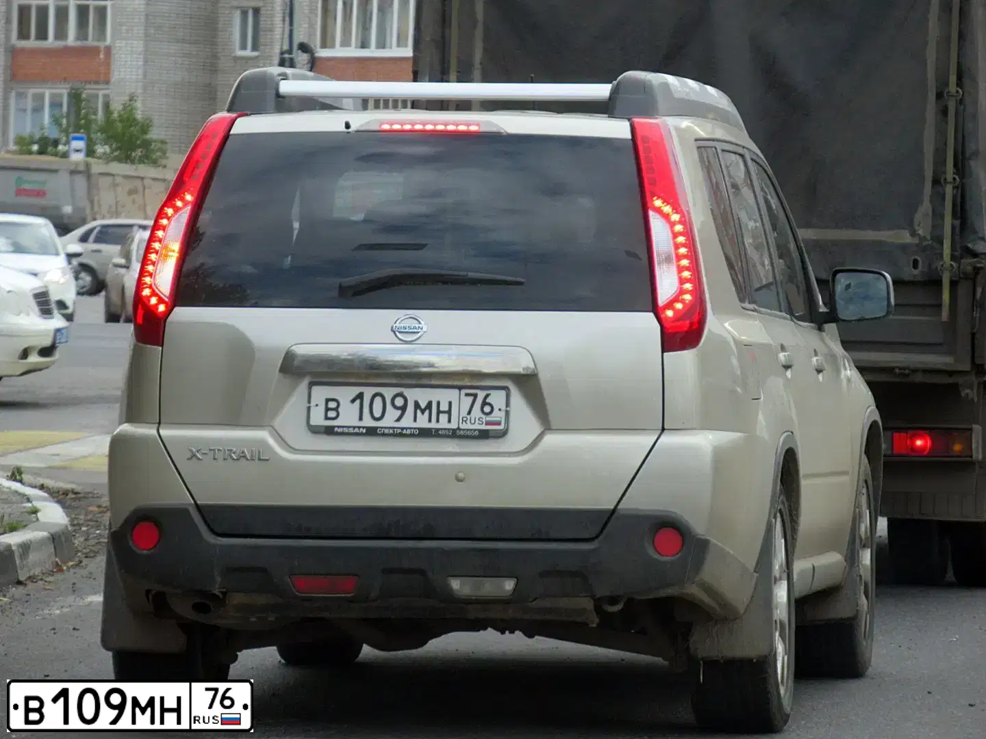 Фото автомобиля NISSAN X-TRAIL, 2012 — госномер В109МН76. Цвет: ЖЕЛТЫЙ