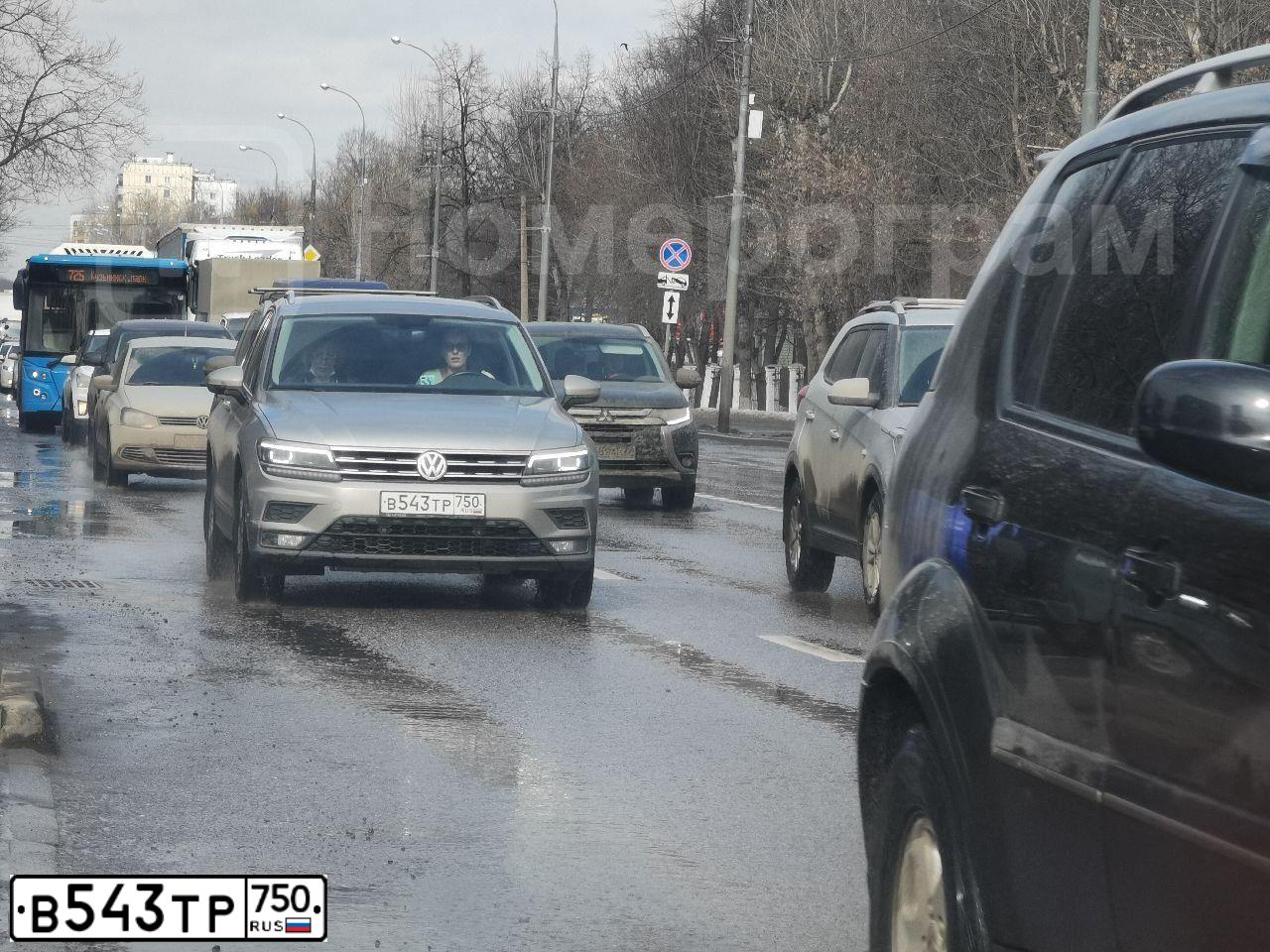 Фото автомобиля VOLKSWAGEN TIGUAN, 2018 — госномер В543ТР750. Цвет: Серебристый