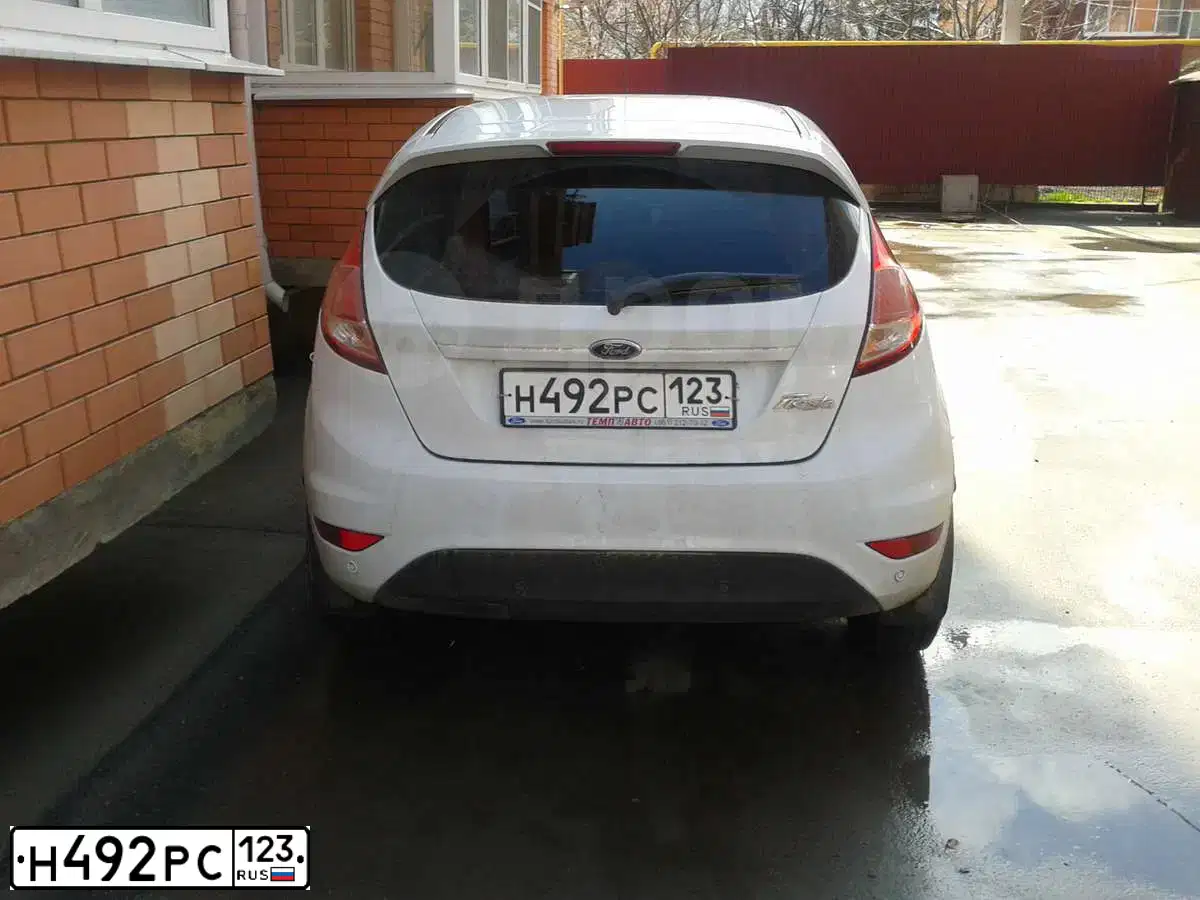 Фото автомобиля FORD FIESTA / ASPIRE, 2016 — госномер Н492РС123. Цвет: Белый