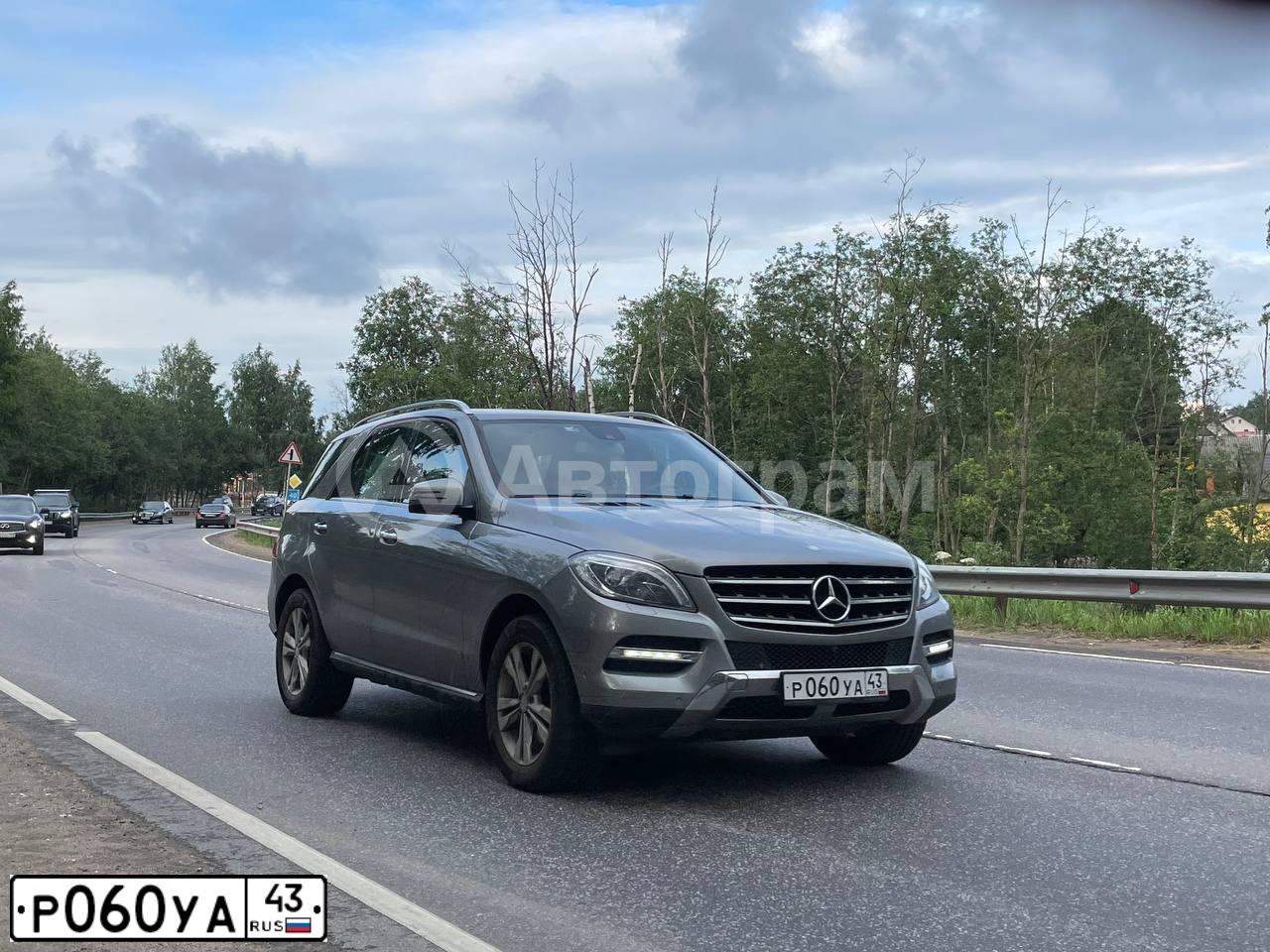 Фото автомобиля MERCEDES M-KLASSE, 2014 — госномер Р060УА43. Цвет: Серый