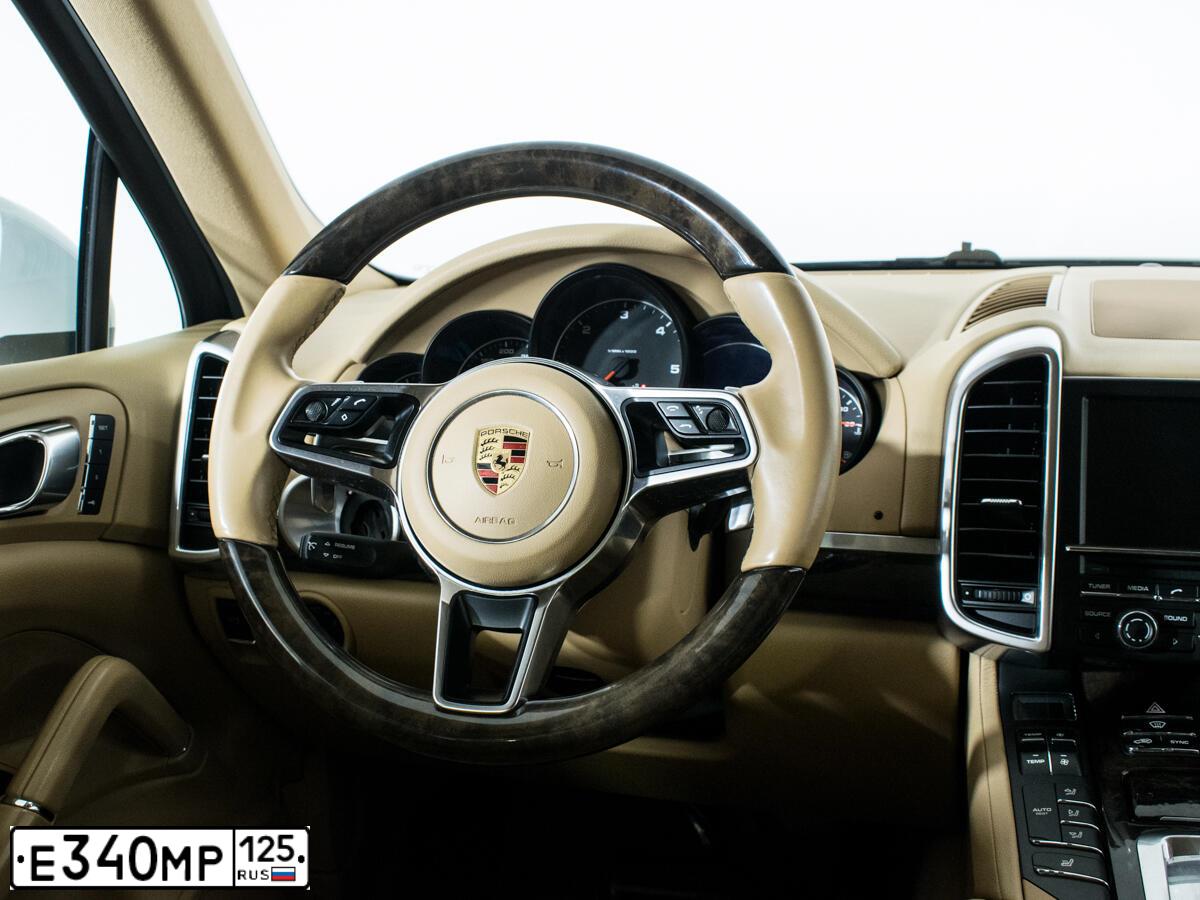 Фото автомобиля PORSCHE CAYENNE, 2015 — госномер Е340МР125. Цвет: Белый
