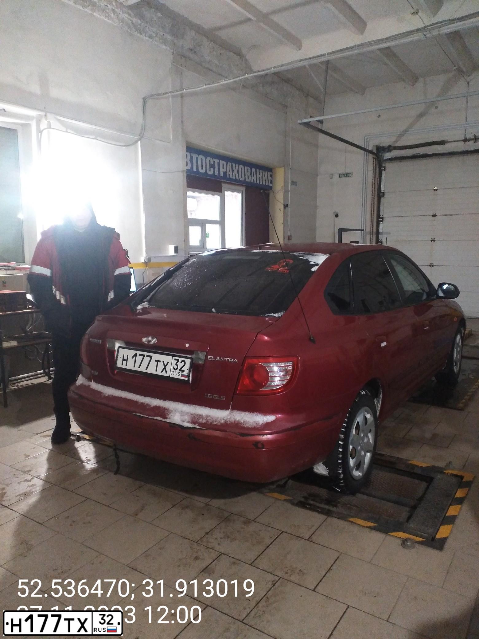 Фото автомобиля HYUNDAI ELANTRA, 2005 — госномер Н177ТХ32. Цвет: ВИШНЕВЫЙ