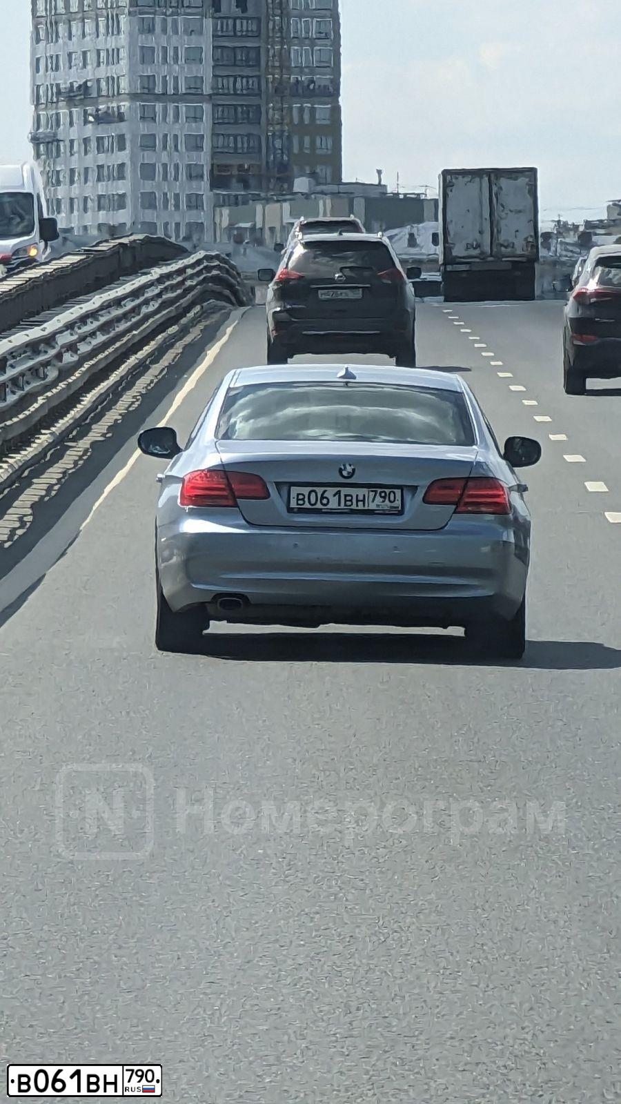Фото автомобиля BMW SERIE 3, 2010 — госномер В061ВН790. Цвет: голубой
