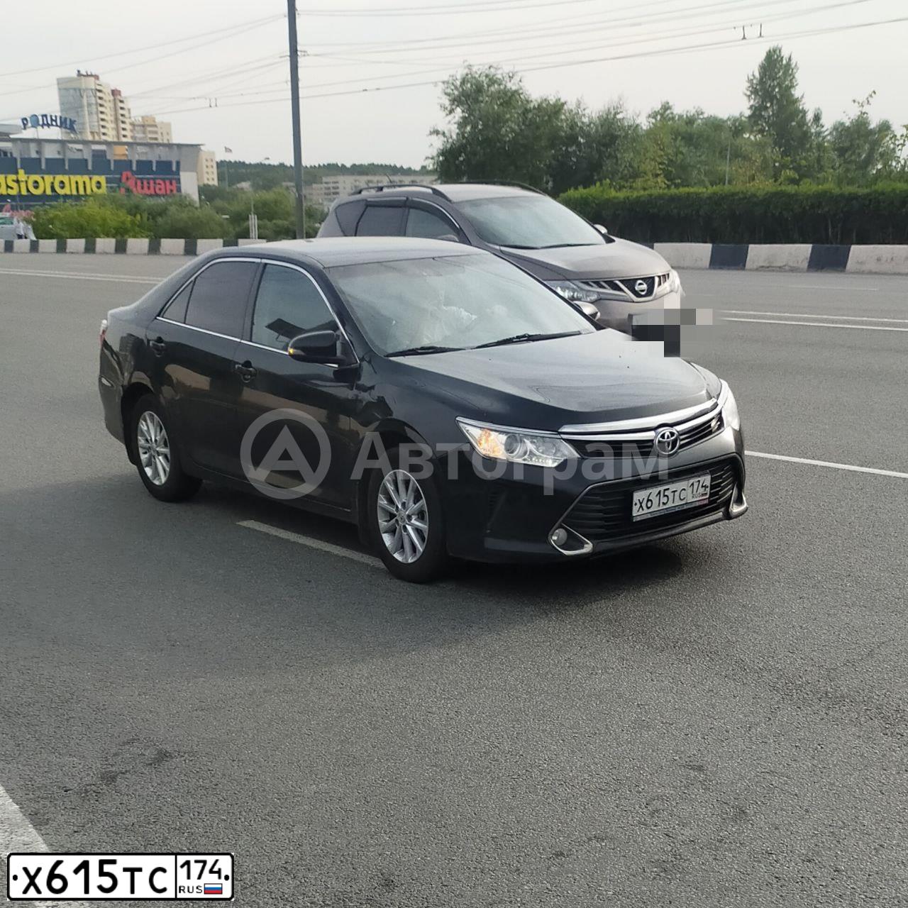 Фото автомобиля TOYOTA CAMRY, 2016 — госномер Х700ЕК96. Цвет: ЧЕРНЫЙ МЕТАЛЛИК