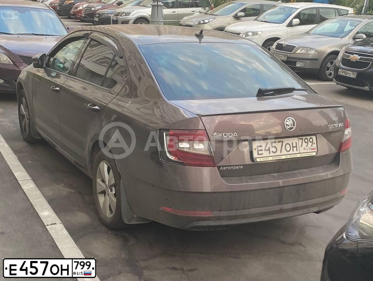 Фото автомобиля SKODA OCTAVIA, 2019 — госномер Е457ОН799. Цвет: Коричневый