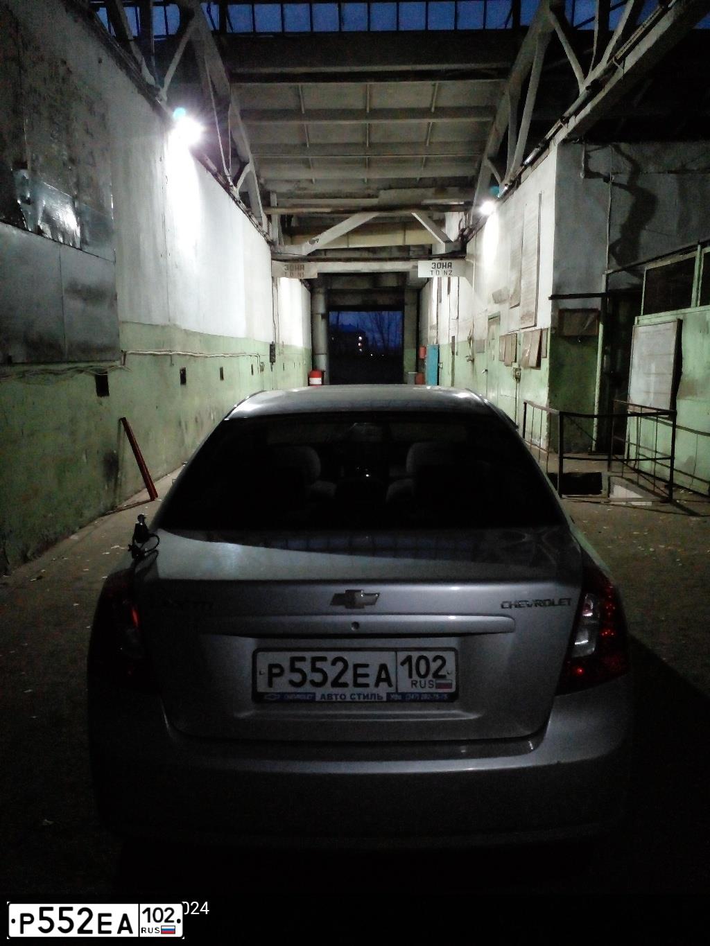 Фото автомобиля CHEVROLET LACETTI, 2009 — госномер Т707АТ02. Цвет: Серебристый