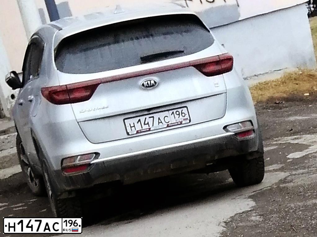 Фото автомобиля KIA SPORTAGE, 2020 — госномер Н147АС196. Цвет: СЕРЫЙ