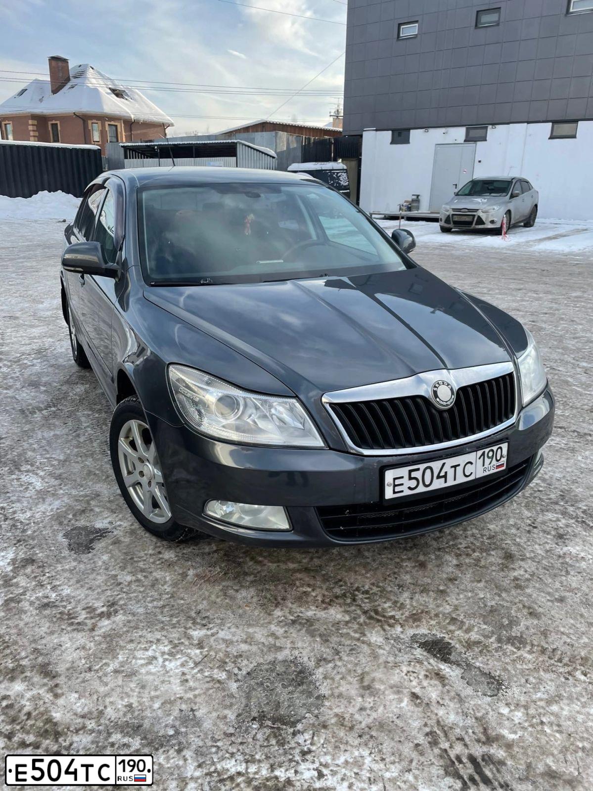 Фото автомобиля SKODA OCTAVIA, 2010 — госномер Е504ТС190. Цвет: СЕРЫЙ ТЕМНЫЙ