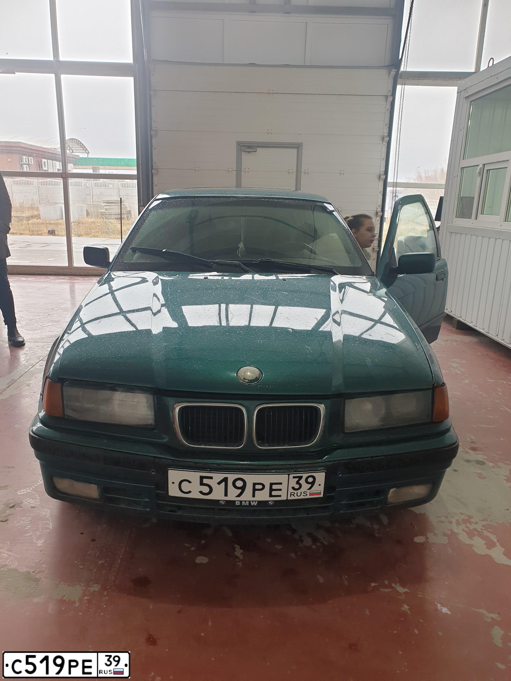 Фото автомобиля BMW SERIE 3, 1993 — госномер С519РЕ39. Цвет: ЗЕЛЕНЫЙ