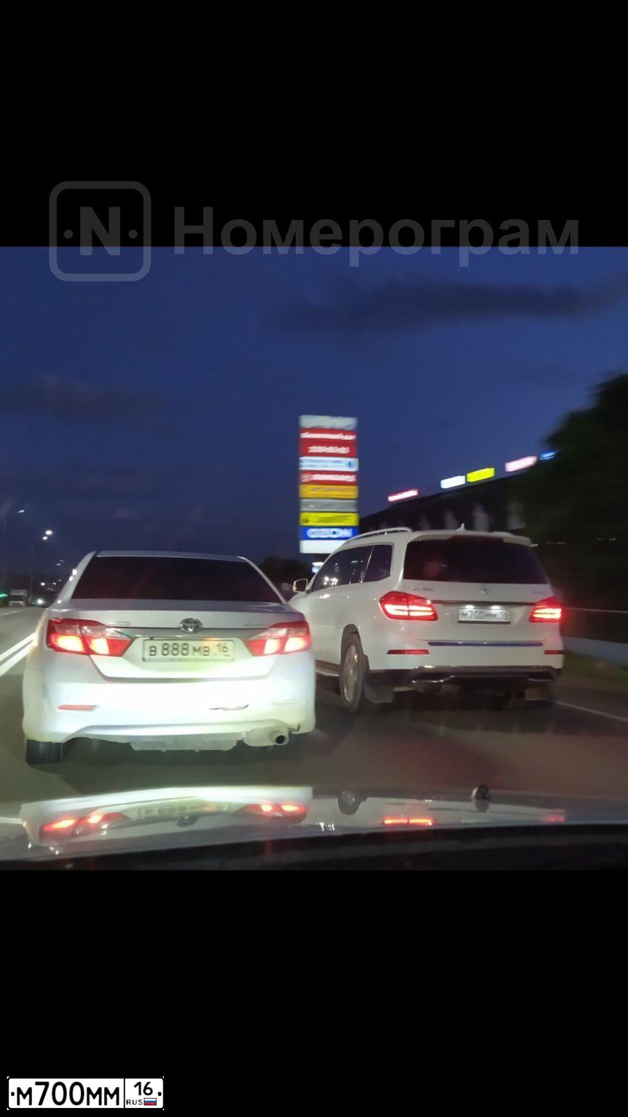 Фото автомобиля MERCEDES GL-KLASSE, 2014 — госномер М700ММ16. Цвет: БЕЛЫЙ