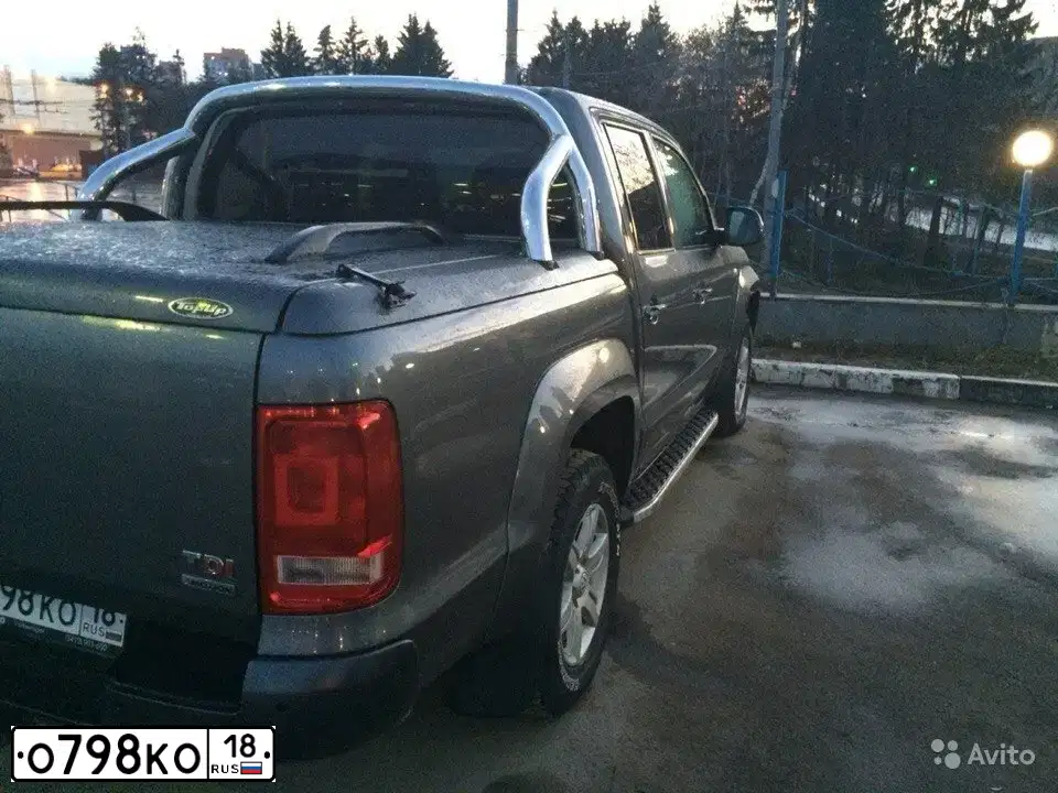 Фото автомобиля VOLKSWAGEN AMAROK, 2012 — госномер О798ОО18. Цвет: СЕРЫЙ