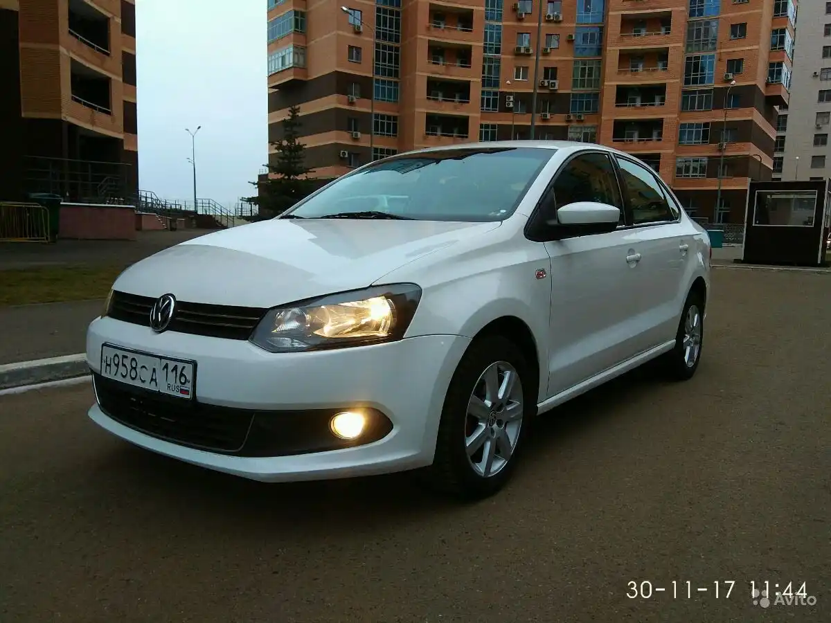 Фото автомобиля VOLKSWAGEN POLO, 2011 — госномер А626КО716. Цвет: Белый