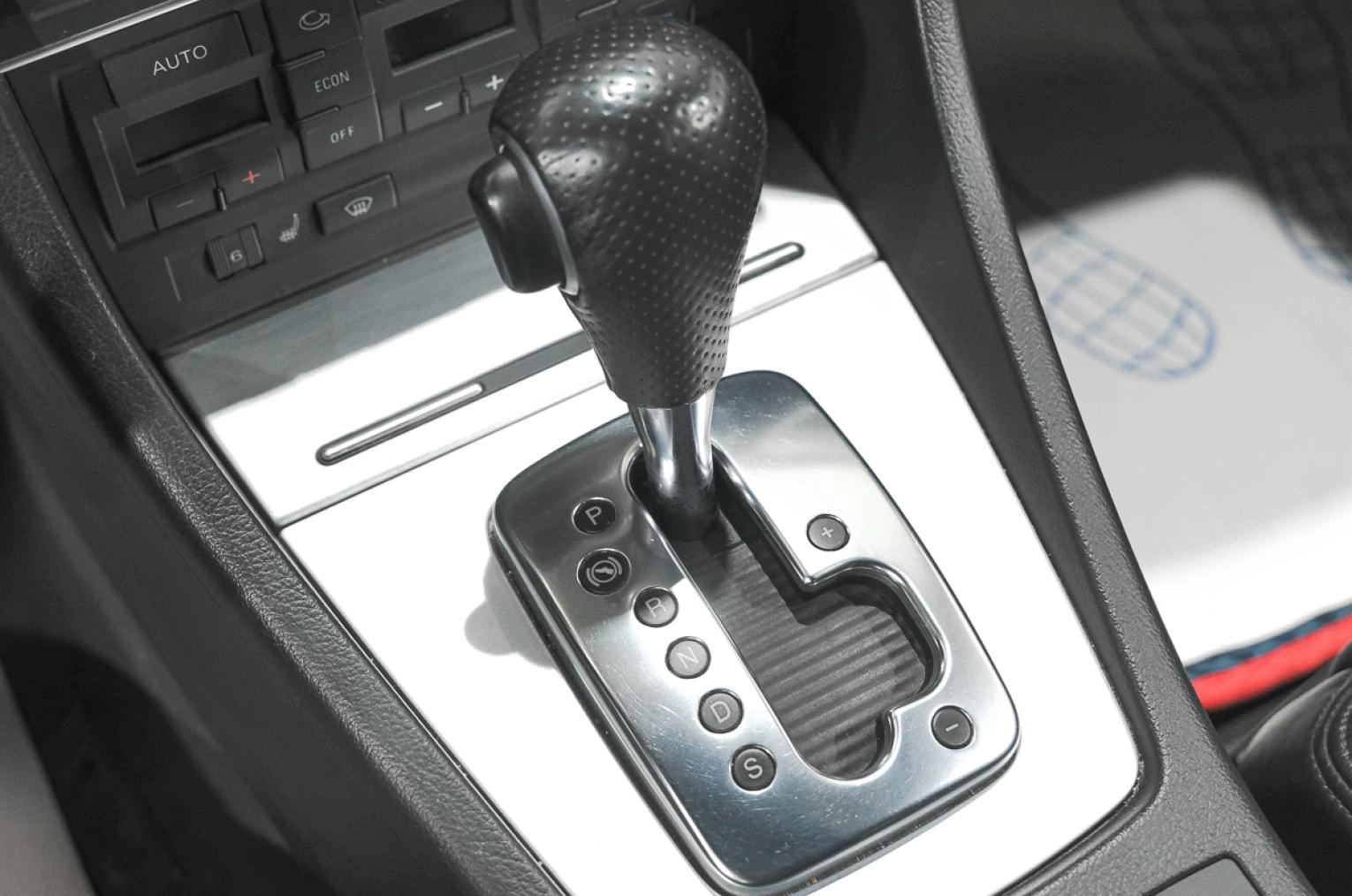 Фото автомобиля AUDI A4, 2007 — госномер К138МР122. Цвет: СЕРЫЙ