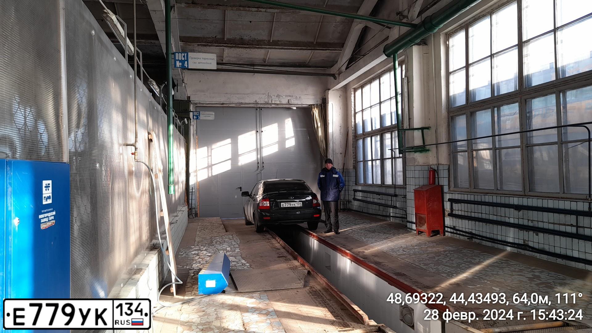 Фото автомобиля LADA 2172 PRIORA, 2012 — госномер Е779УК134. Цвет: Сине-Черный