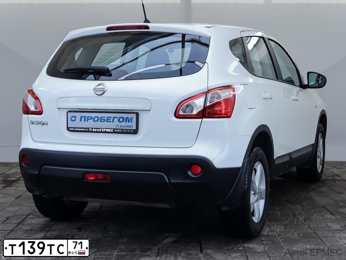 Фото автомобиля NISSAN QASHQAI, 2013 — госномер Н710ВК977. Цвет: Белый