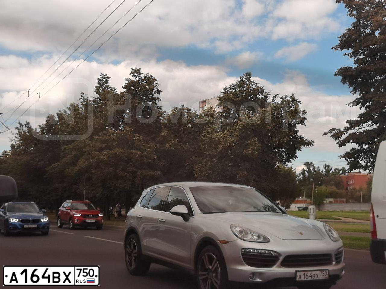 Фото автомобиля PORSCHE CAYENNE, 2011 — госномер К616ВР198. Цвет: Серебристый