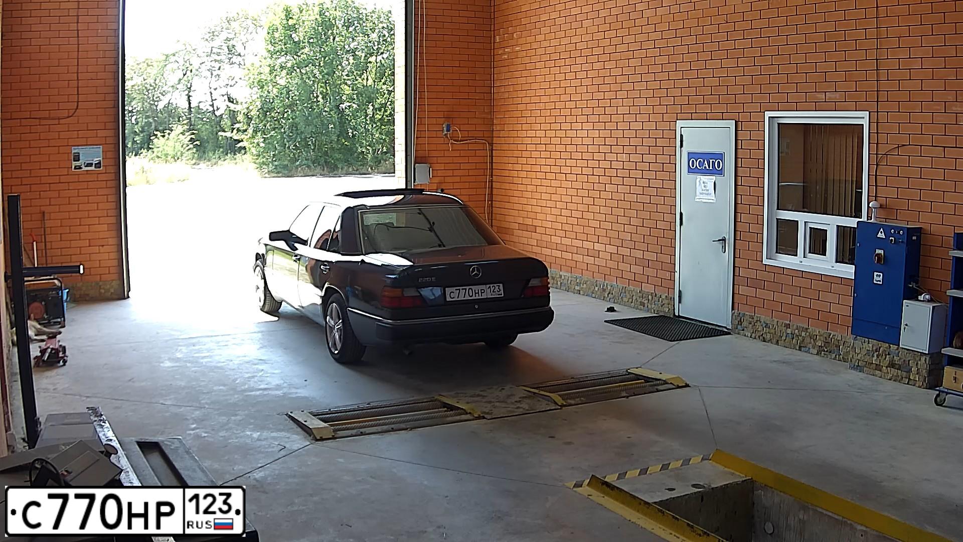 Фото автомобиля MERCEDES E-KLASSE, 1993 — госномер С770НР123. Цвет: ЧЕРНЫЙ