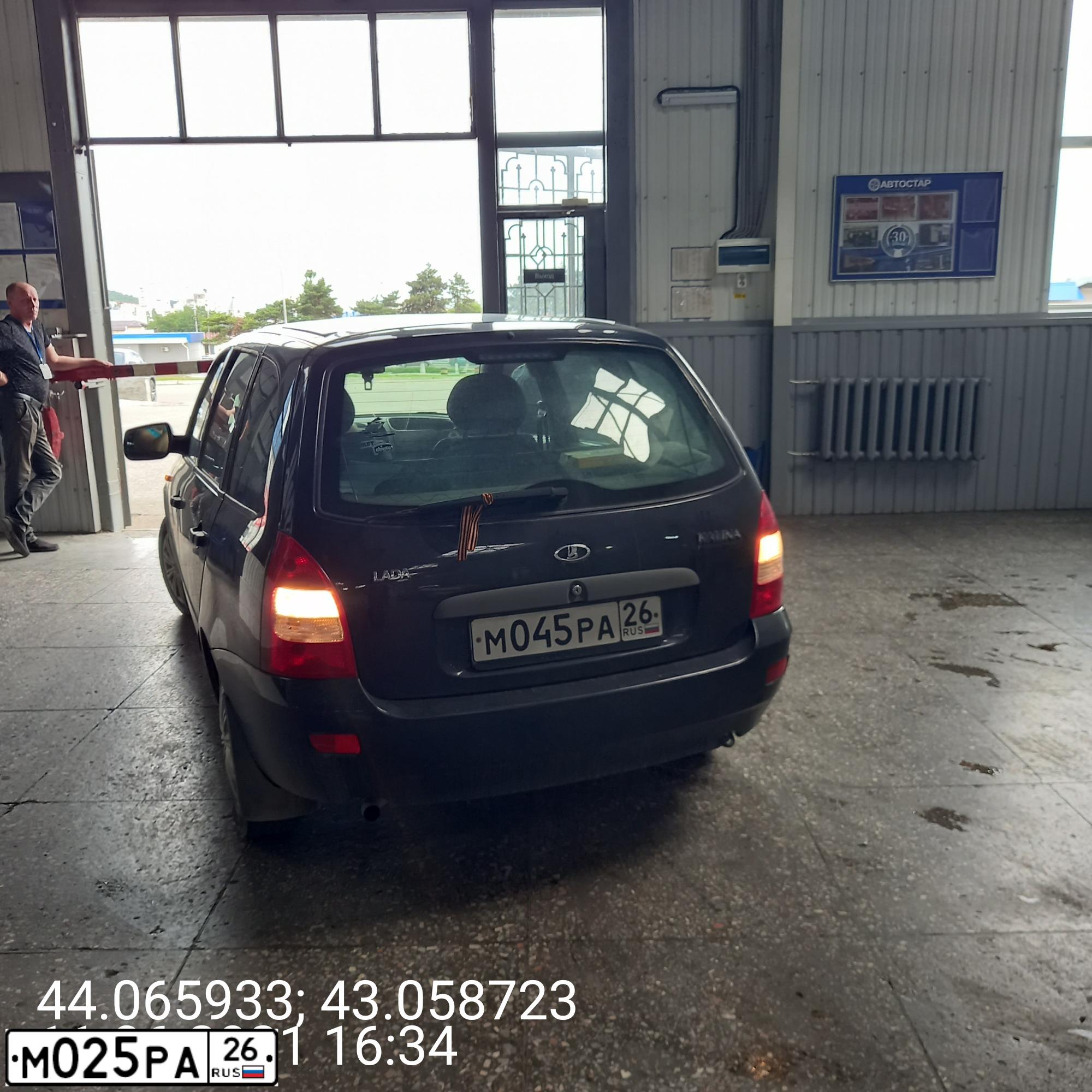 Фото автомобиля LADA 1117 KALINA, 2009 — госномер М045РА26. Цвет: ЧЕРНЫЙ
