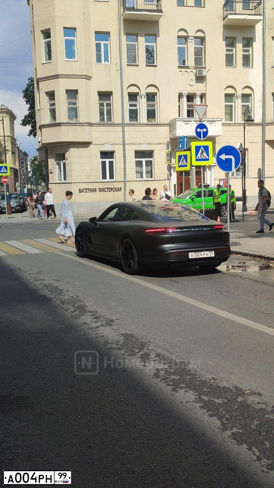 Фото автомобиля PORSCHE MACAN, 2015 — госномер Р498РА797. Цвет: синий